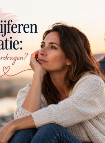 Vrouw kijkt verdrietig voor zich uit terwijl haar partner afstand houdt, symbool voor jezelf wegcijferen in een relatie.